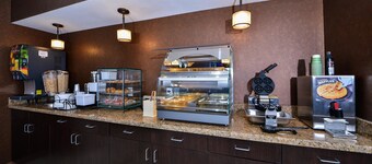 アメリカズ ベスト バリュー イン & スイーツ クエロ