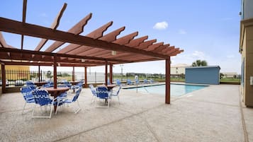 Una piscina al aire libre