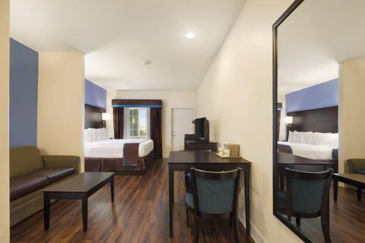 King Room - Mobility Accessible - Non-Smoking