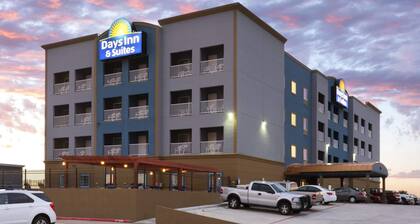 Days Inn & Suites by Wyndham Galveston West/Seawall