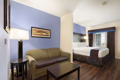 Tabla de planchar con plancha, cunas gratuitas y wifi gratis . Days Inn & Suites by Wyndham Galveston West/Seawall