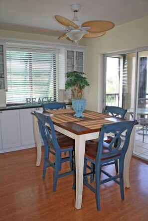 In-room dining - Edgewater Inn (Fort Myers Beach)