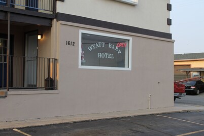 Wyatt Earp Hotel