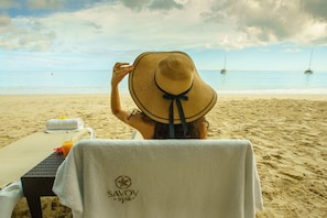 On the beach, sun loungers, beach towels, beach yoga - Savoy Seychelles Resort & Spa (Mahé Island)
