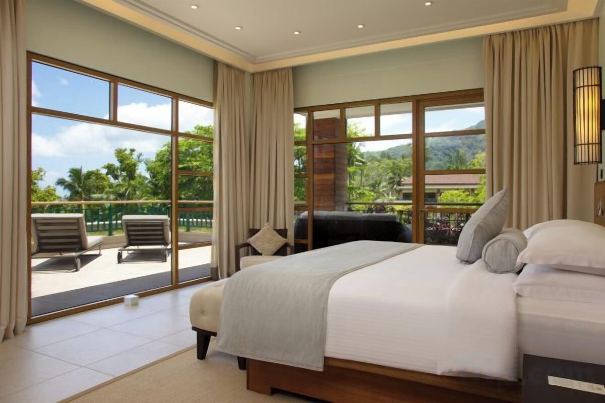 Egyptian cotton sheets, premium bedding, minibar, in-room safe