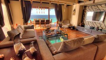 Télévision LCD, lecteur de DVD, station d'accueil iPod, baby-foot