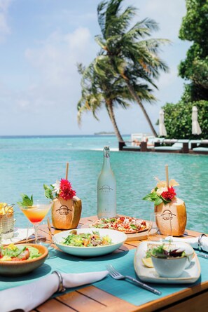 Poolside bar - Ayada Maldives (Maguhdhuvaa)