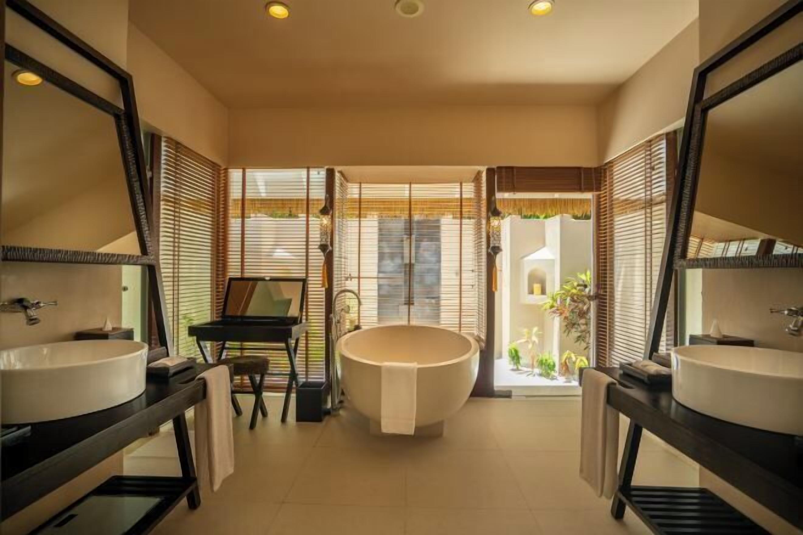 Baño | Tina y regadera independientes, tina profunda, regadera tipo lluvia 