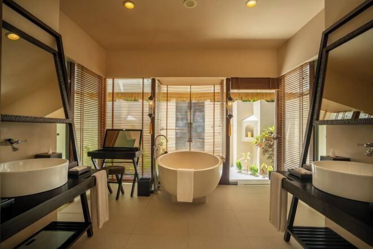 Baño | Tina y regadera independientes, tina profunda, regadera tipo lluvia