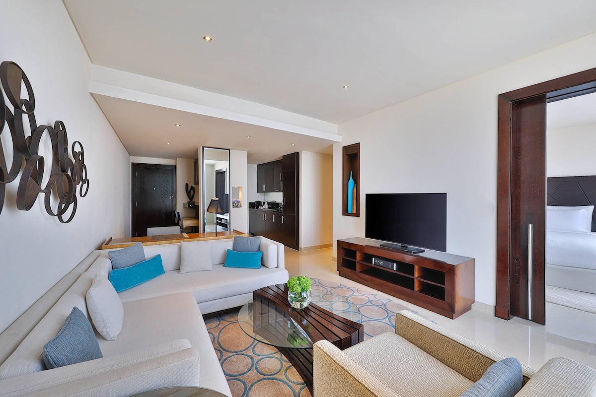 Phòng Suite, 1 phòng ngủ, không hút thuốc, quang cảnh thành phố | 1 phòng ngủ, minibar, két bảo mật tại phòng, bàn