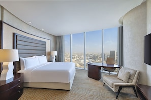 Junior-Suite, 1 King-Bett, Stadtblick | Minibar, Zimmersafe, Schreibtisch, Verdunkelungsvorhänge