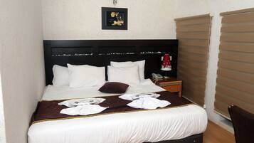 Quarto triplo | Cofres nos quartos, individualmente mobiliados, quartos à prova de som