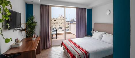 Chambre Double Premium, coin cuisine | Minibar, coffres-forts dans les chambres, bureau, rideaux occultants