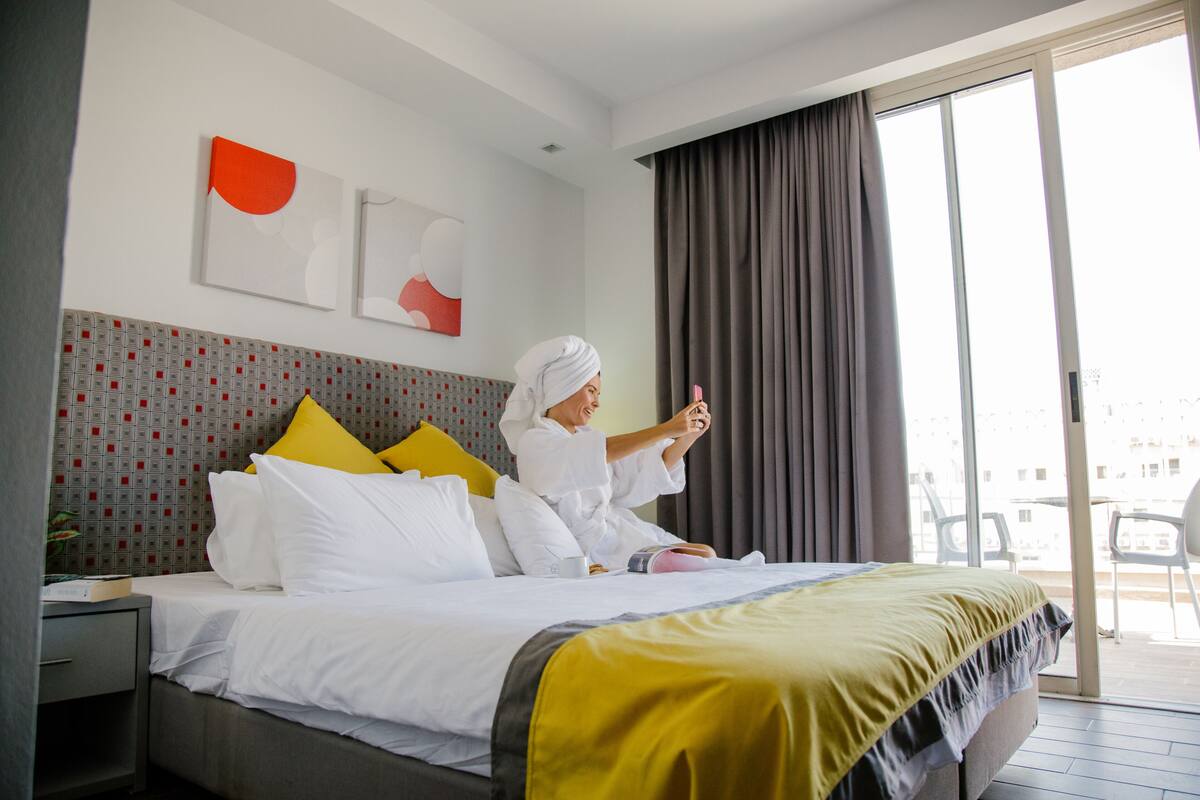 City Suite, Kitchenette | 1 bilik tidur, bar mini, peti besi dalam bilik, meja