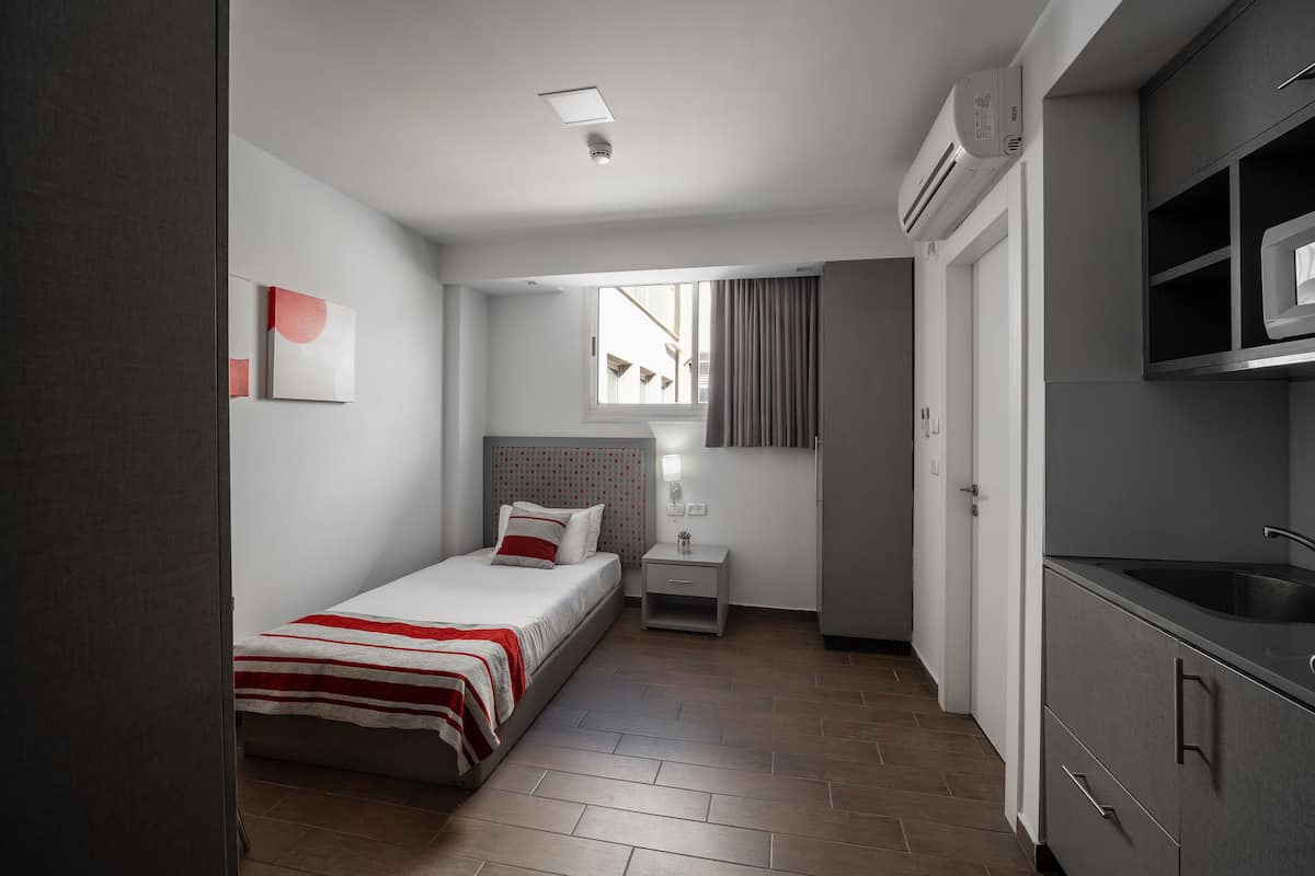 City Single Room, Kitchenette | 1 bilik tidur, bar mini, peti besi dalam bilik, meja
