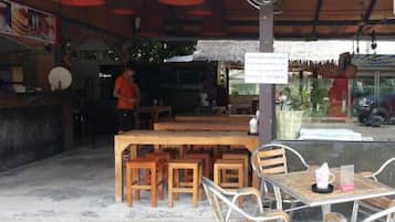 Der serveres morgenmad, frokost, aftensmad og internationale retter