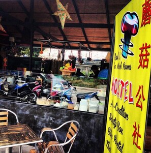 Breakfast, lunch and dinner served - Wok & The Much Rooms - Hostel (Ko Pha-ngan)
