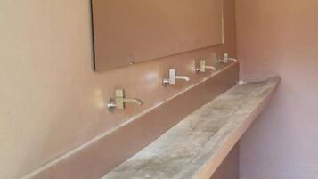 Een douche, handdoeken