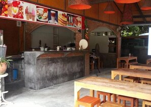 Breakfast, lunch and dinner served - Wok & The Much Rooms - Hostel (Ko Pha-ngan)