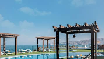 Alberca al aire libre y camastros
