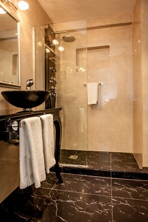 Deluxe Single Suite | ห้องน้ำ | ฝักบัว, เรนชาวเวอร์, ของใช้ในห้องน้ำฟรี, ไดร์เป่าผม