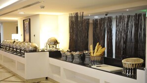 Daily buffet breakfast for a fee - Al Aqeeq Hotel Madinah ex. Millennium (Madinah)