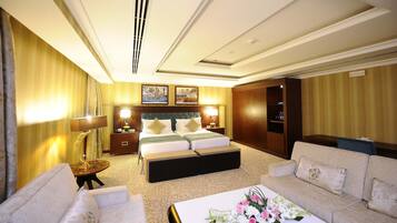 Ohud Suite | Minibar, caja fuerte, cortinas opacas y tabla de planchar con plancha