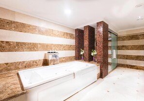 Minibar, in-room safe, blackout curtains, iron/ironing board - Al Aqeeq Hotel Madinah ex. Millennium (Madinah)