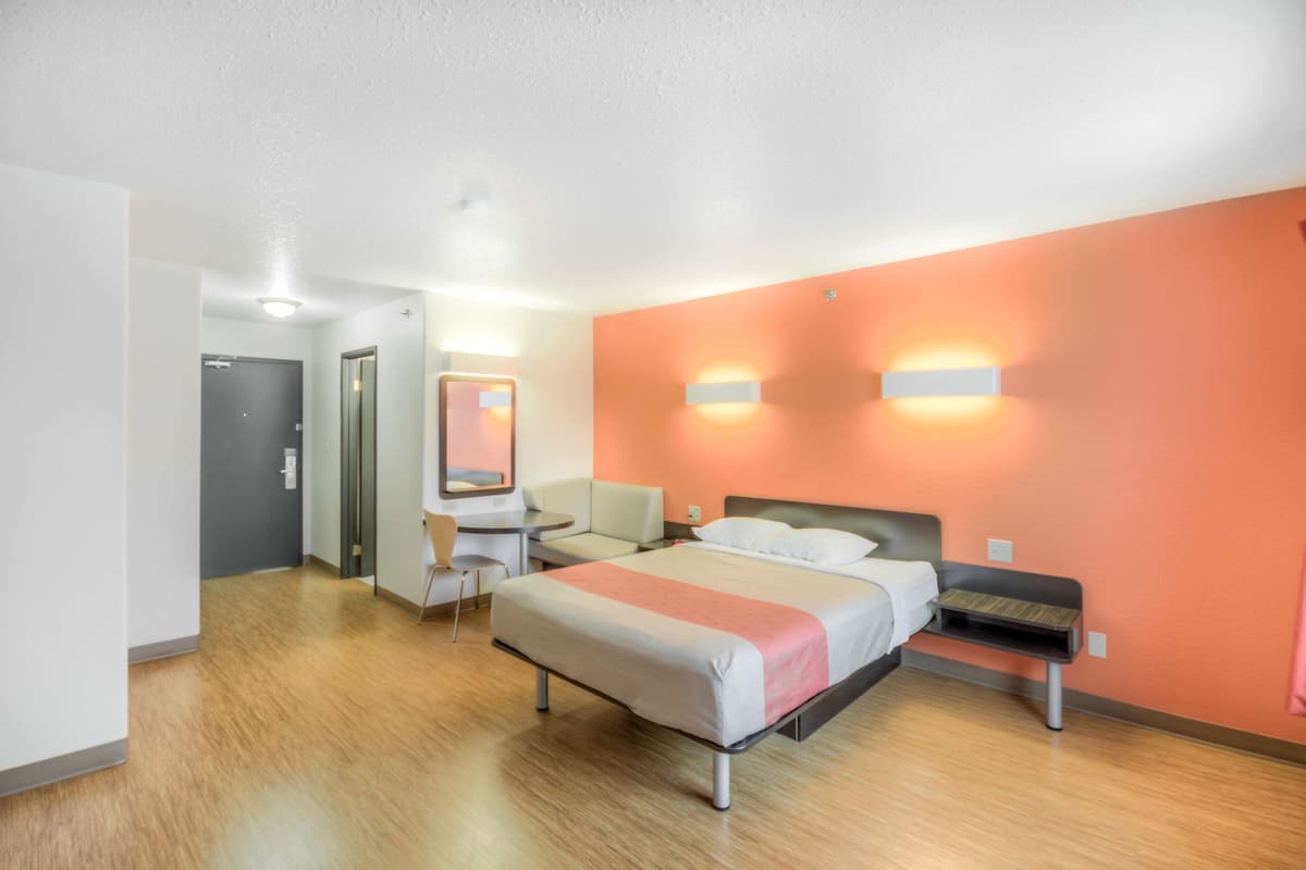 Een bureau, een laptopwerkplek, gratis babybedden, extra bedden