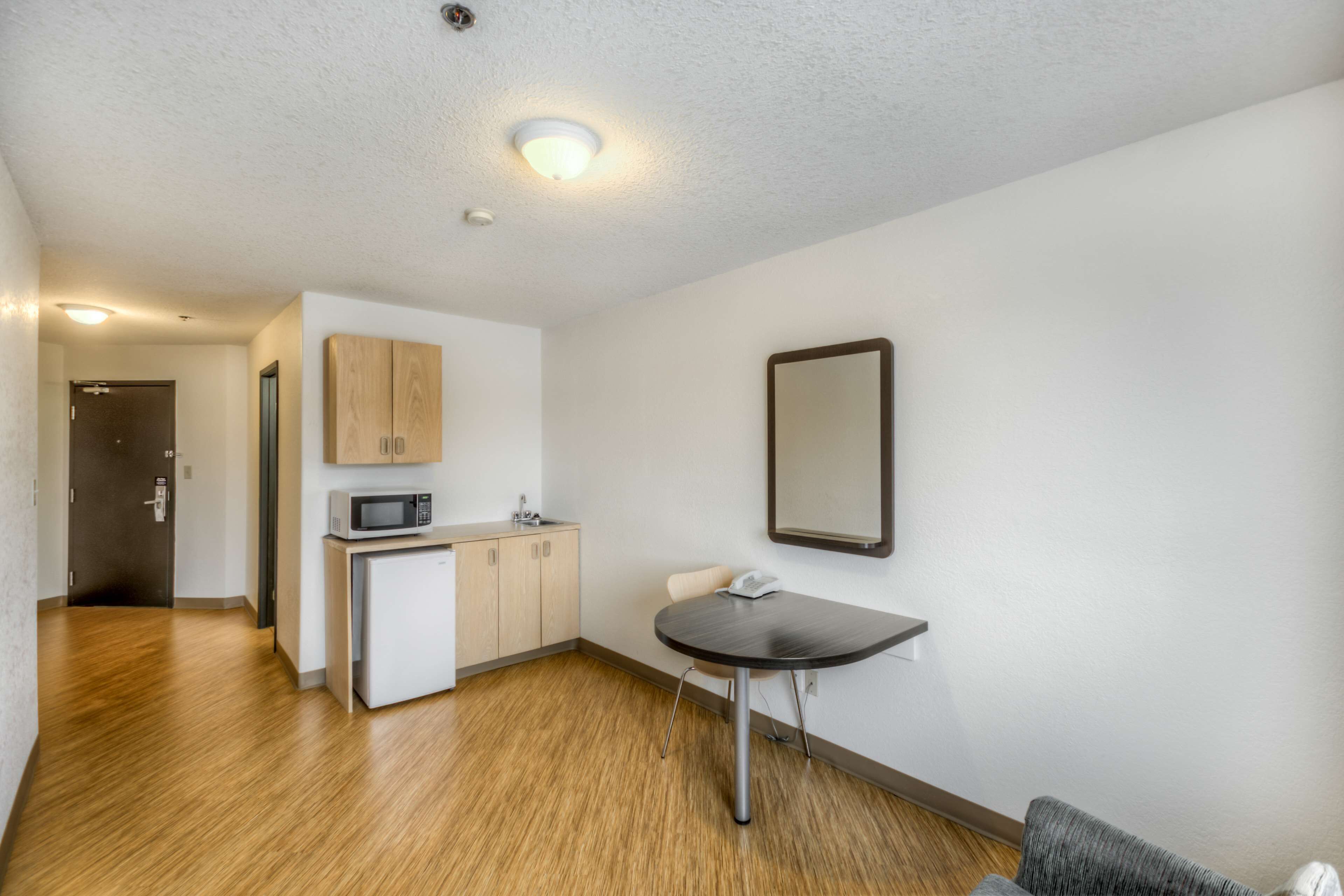 Deluxe Suite, 1 Queen Bed, Non Smoking, Hot Tub | Desk, laptop workspace, free cribs/infant beds, rollaway beds