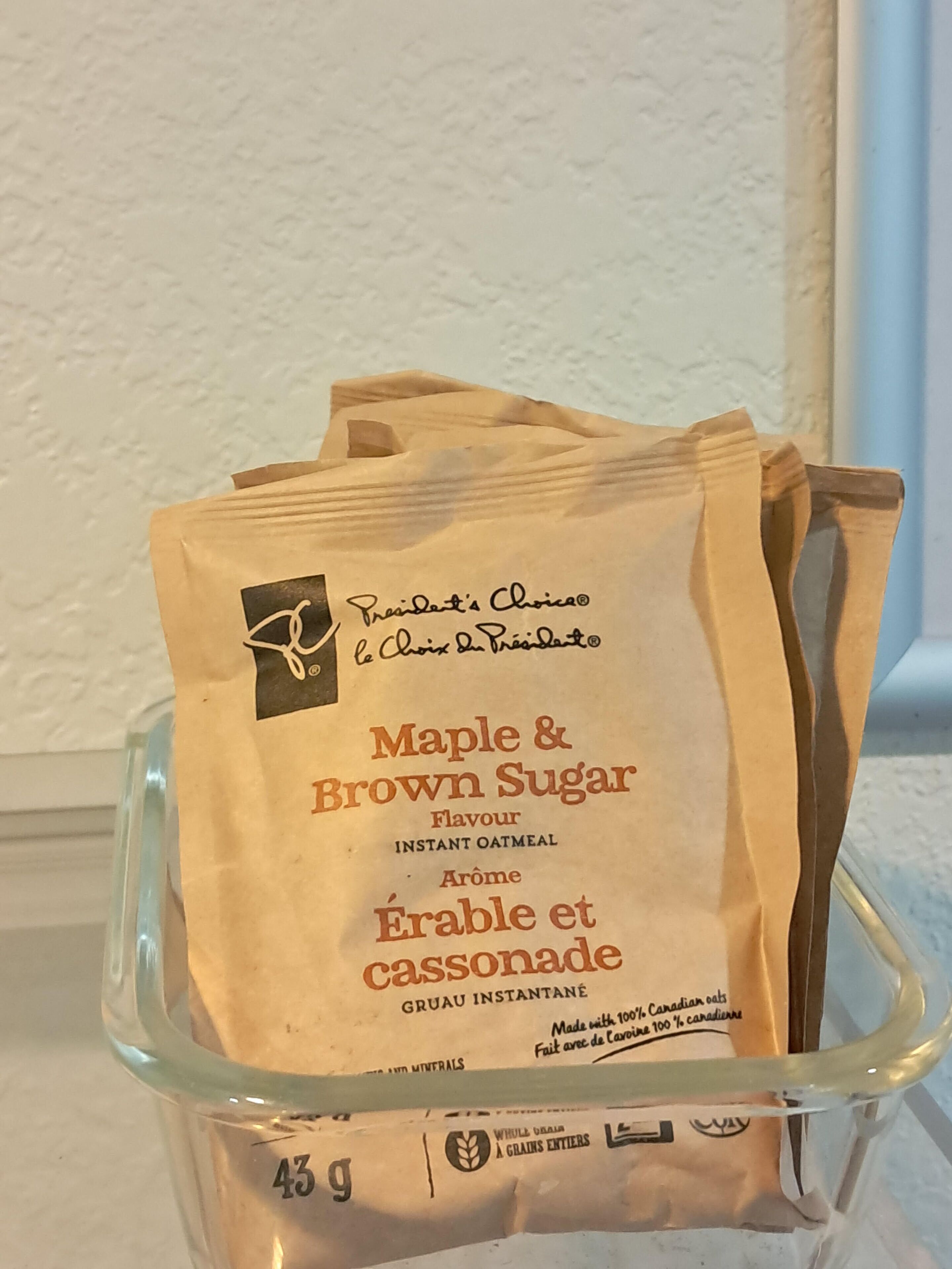Um pacote de aveia instantânea em um recipiente de vidro transparente.