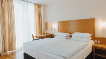 Minibar, Zimmersafe, Schreibtisch, Zustellbetten