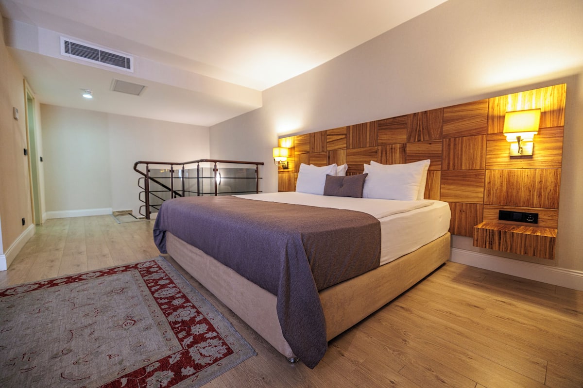Alloggio su due livelli, non fumatori (1 Queen Bed, 3 Single Beds, Suite) | Biancheria da letto di alta qualità, una cassaforte in camera