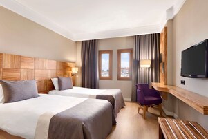Roupas de cama premium, cofres nos quartos, escrivaninha