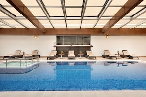 Una piscina cubierta