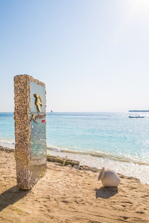Plage privée, sable blanc, cabines (en supplément), chaises longues