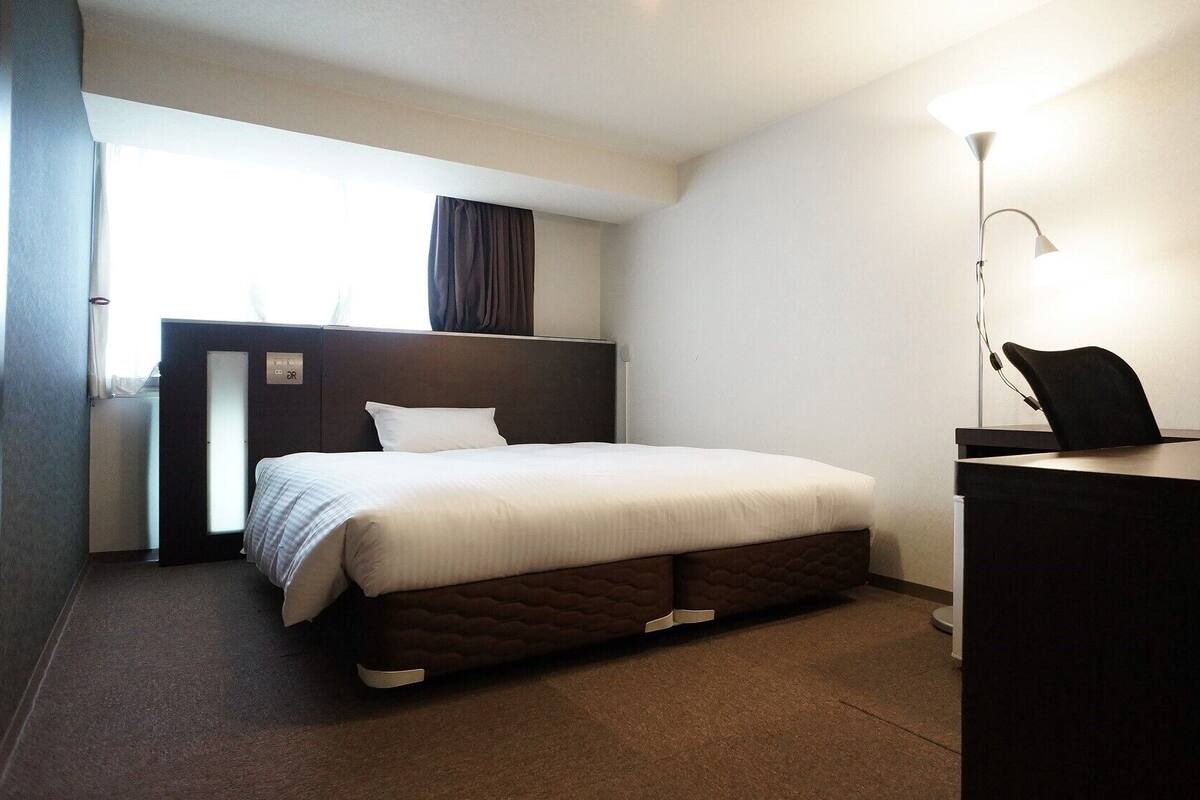 Een bureau, wifi, beddengoed