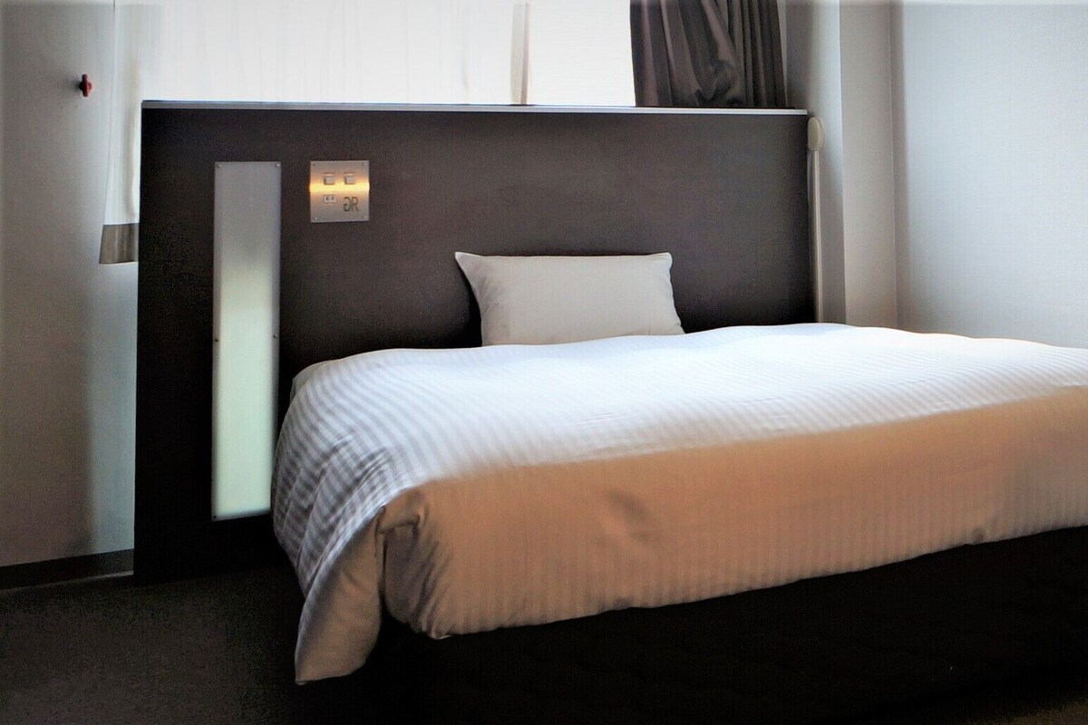 Desk, WiFi, bed sheets