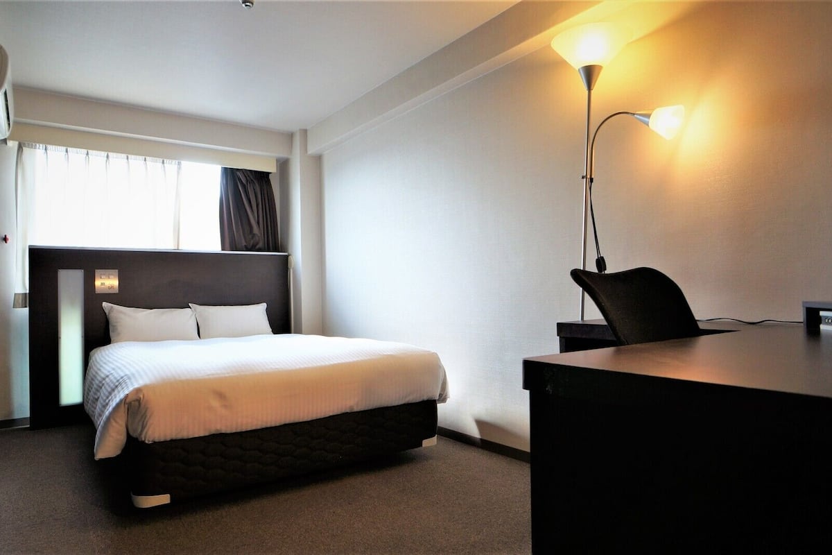 Een bureau, wifi, beddengoed
