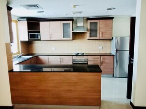 Full-sized fridge, microwave, oven, electric kettle - Marina Tower Juffair (Manama)