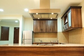 Full-size fridge, microwave, oven, electric kettle - Marina Tower Juffair (Manama)