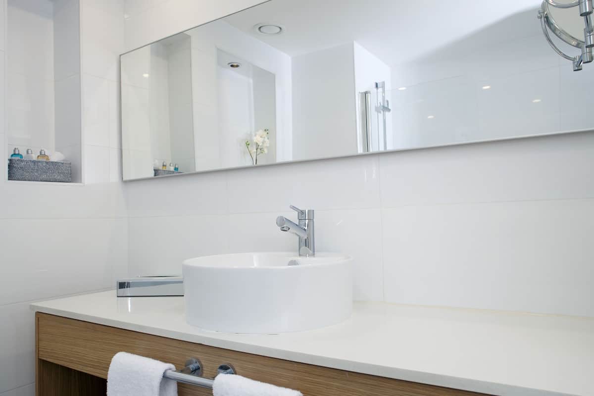 Bañera, pantuflas, toallas