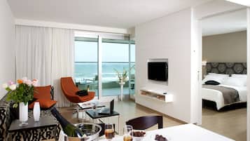 Suíte executiva, 1 quarto, sacada, vista para o mar | 1 quarto, frigobar, cofres nos quartos, Wi-Fi de cortesia