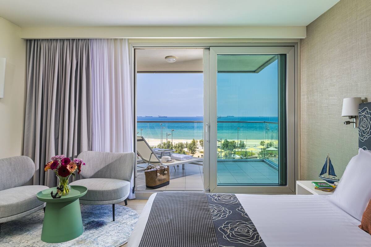 deluxe room, balcony, sea view | 1 bedroom, minibar, in-room safe, free wifi