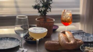 Una mesa de comedor con platos, vasos y una planta en maceta.