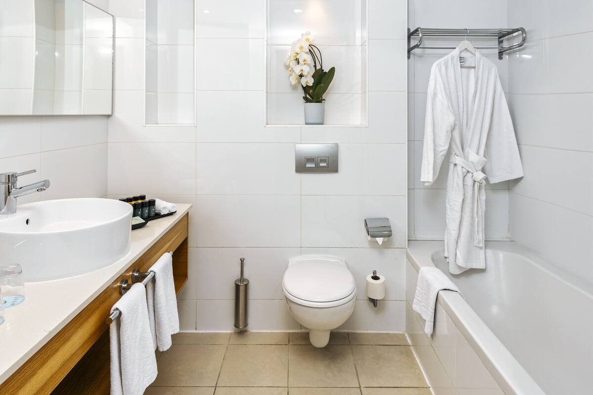 deluxe room, balcony, sea view | bathroom | bathtub, slippers, towels