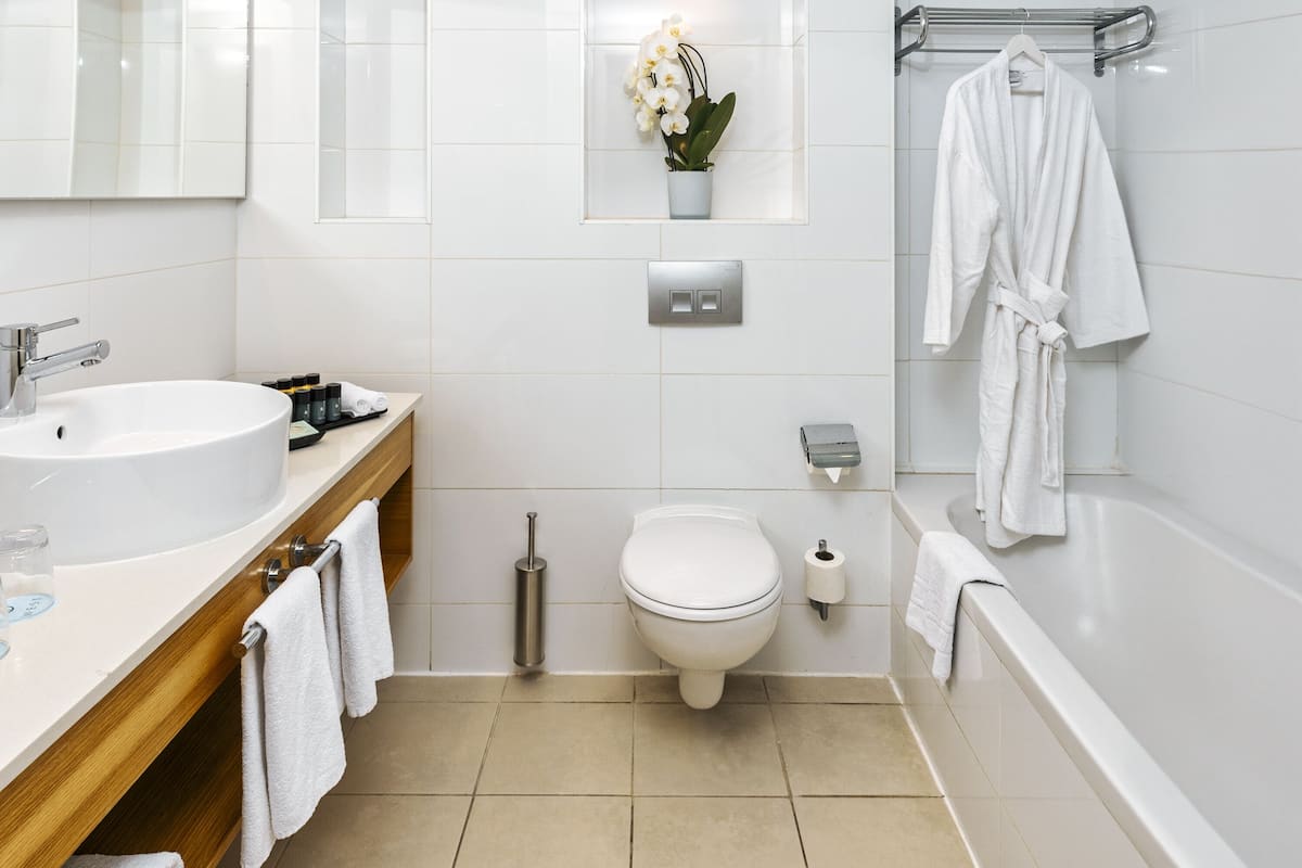 Bañera, pantuflas, toallas