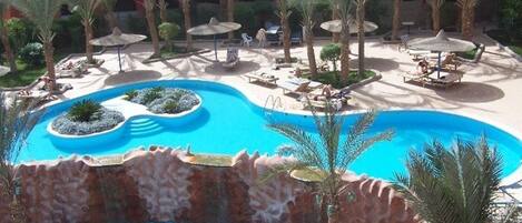 3 piscines extérieures