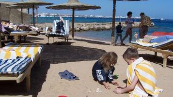 Plage privée, parasols, serviettes de plage, massages sur la plage