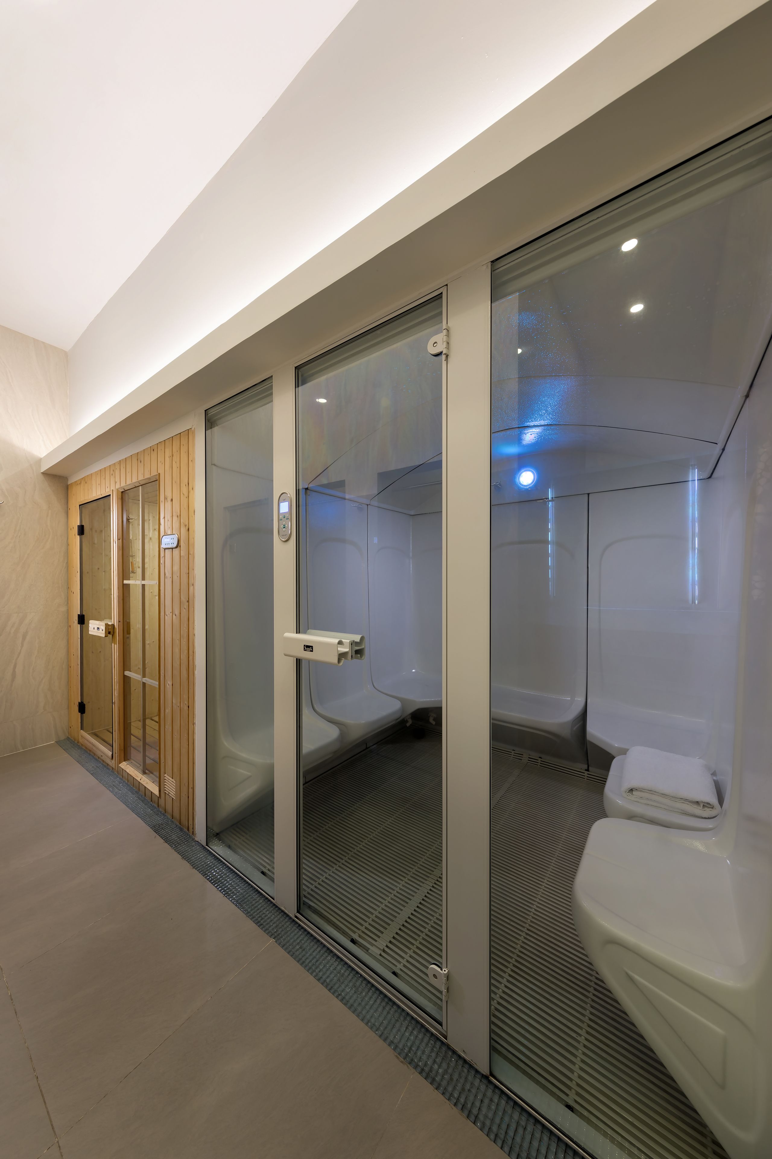 Sauna, steam room, Thai massages, 2 treatment rooms, massages